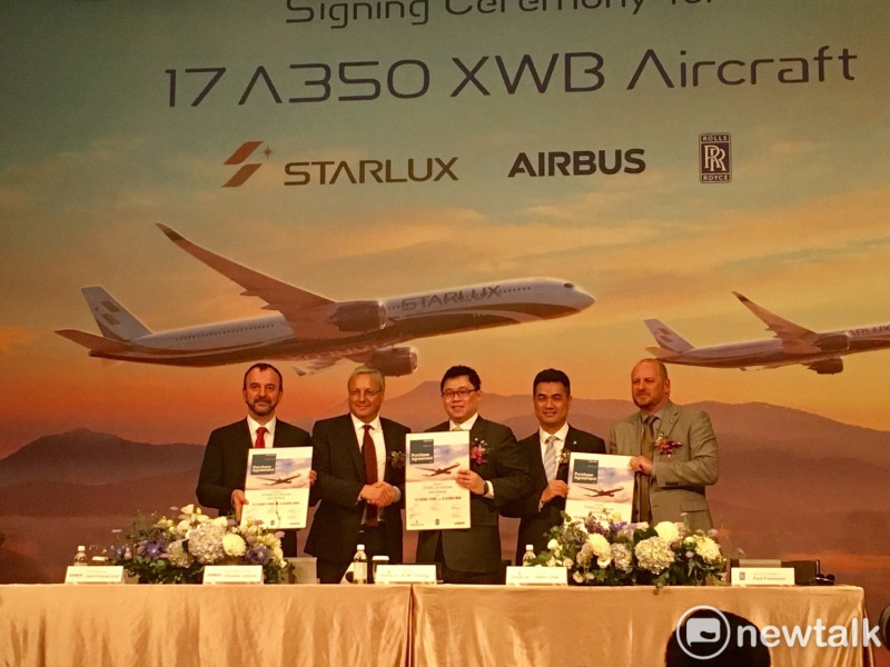 星宇航空董事長張國煒今（19）日與空中巴士Airbus簽約購買17架A350 XWB。   圖：郭靜育／攝