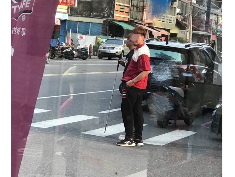 超商店員突然衝出店外，原來是為了扶視障人士過馬路。   圖／翻攝自爆廢公社公開版）