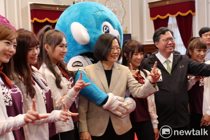 總統蔡英文與LamiGirls合照時，吉祥物突然從後方熊抱。   圖：林朝億/攝