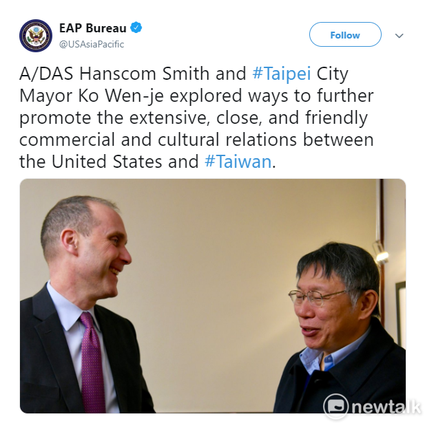 美國在台協會（AIT）今在臉書轉貼美國國務院東亞局推特發布美國代理副助卿史墨客與柯文哲會晤的照片。   圖：翻攝AIT臉書