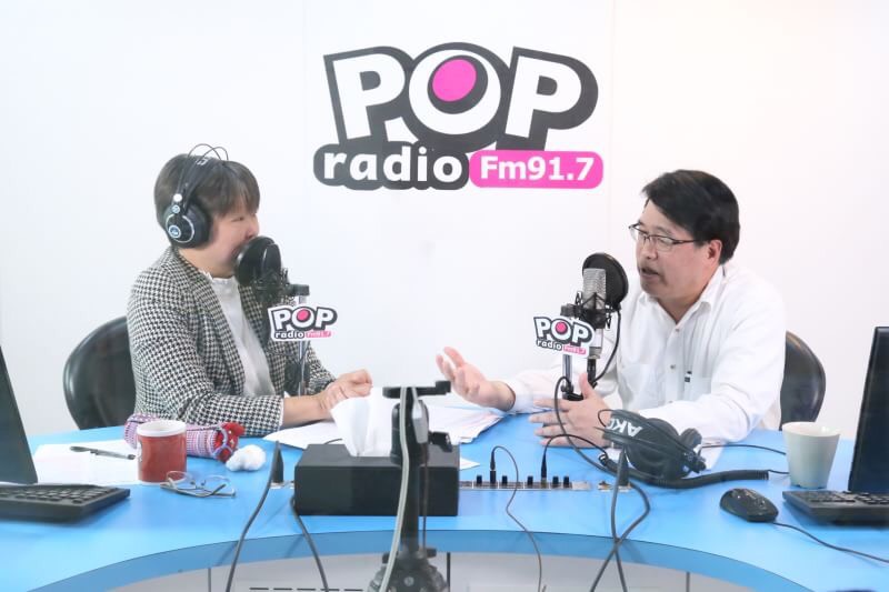 台灣民意基金會董事長游盈隆（右）到《POP搶先爆》接受黃光芹（左）專訪。   圖：翻攝自POP Radio Youtube頻道