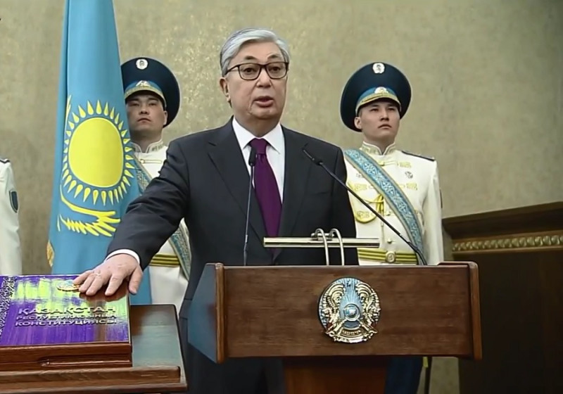 哈薩克國會上議院議長托卡葉夫今天在盛大儀式上宣誓就任代理總統。   圖：翻攝newstube官網影片