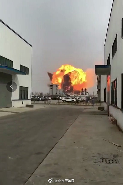 中國江蘇鹽城一處化工廠，於在今(21)日下午2點許傳出爆炸意外。   圖：翻攝自 微博
