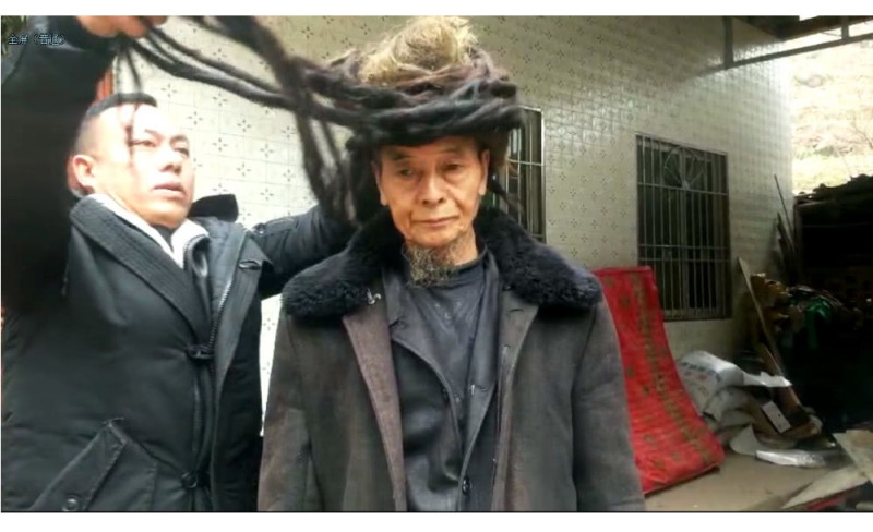 四川老人阿克易批留了54年的長髮，全放下來有將近6公尺長。   圖／翻攝自騰訊網