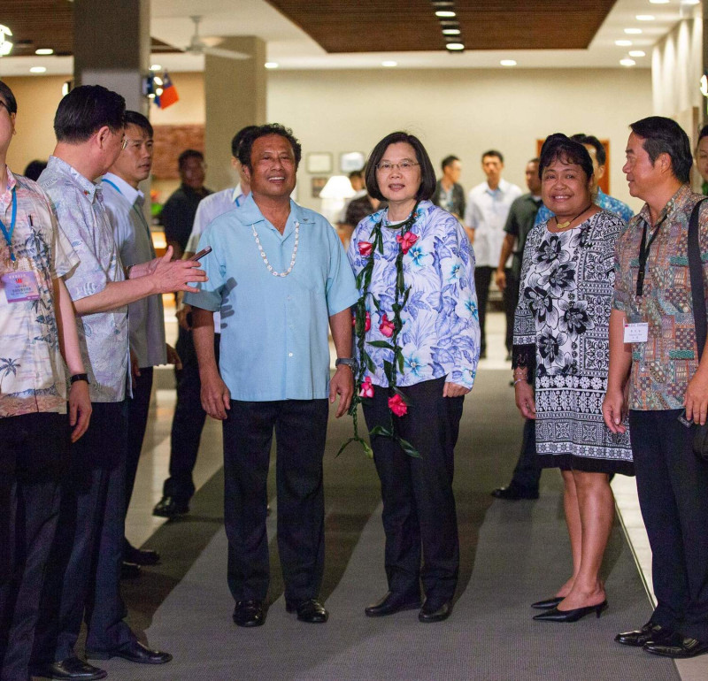 經過將近四個小時的飛行，總統蔡英文已經抵達帛琉，開始為台灣拚外交！帛琉總統雷蒙傑索（Tommy E. Remengesau）、以及多位當地傳統領袖親自來下榻飯店迎接。   圖：翻攝自蔡英文臉書