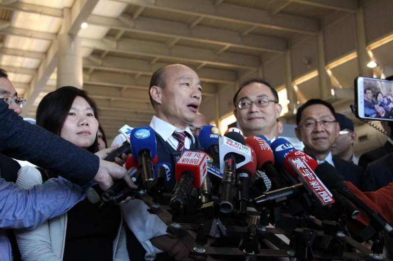 韓國瑜出訪港澳中，在小港機場談到是否有官方行程仍口風很緊。   圖：高雄市政府／提供
