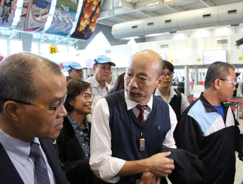 韓國瑜自高雄搭機赴香港展開南方城市之行。   圖：高雄市政府／提供