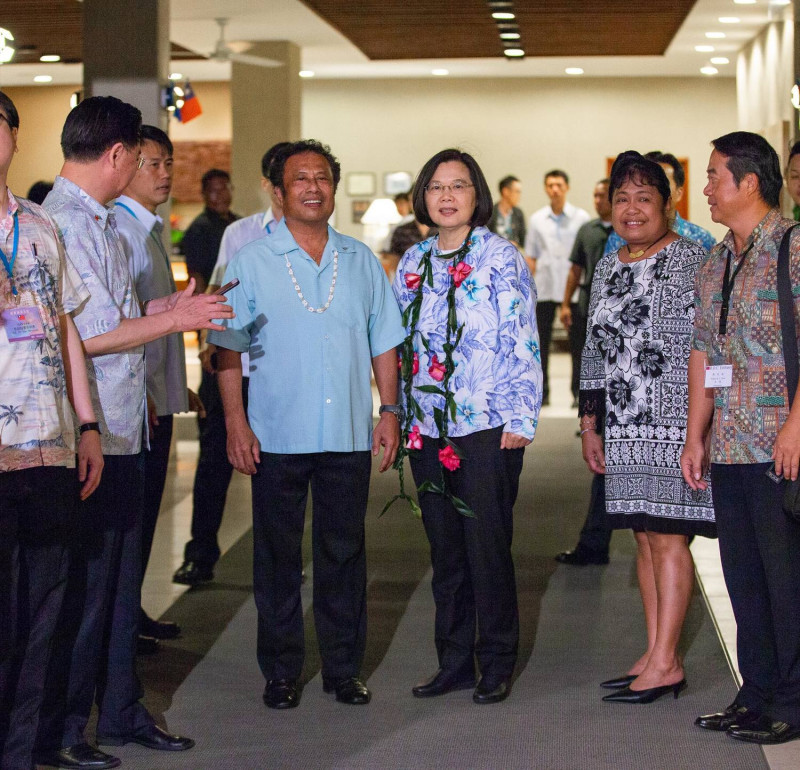 帛琉總統雷蒙傑索（Tommy E. Remengesau）夫婦與台灣總統蔡英文合影。   圖：翻攝自蔡英文臉書