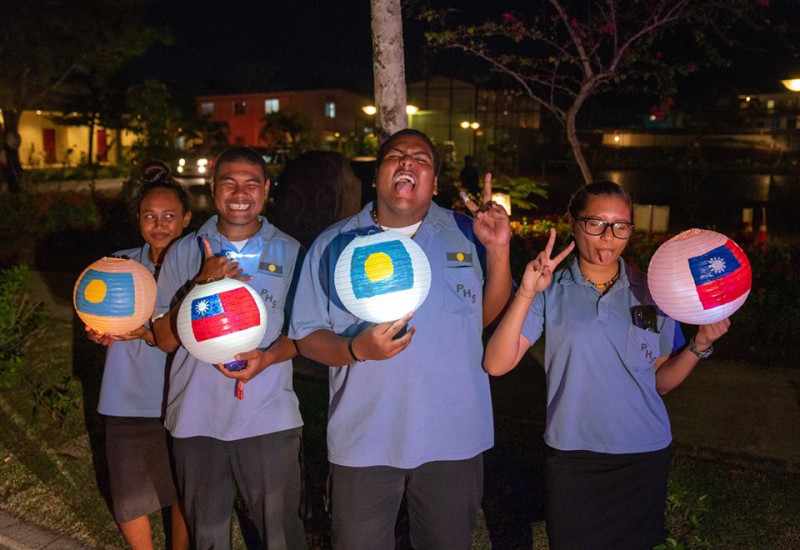 帛琉青年手舉畫有兩國國旗的燈籠，歡迎蔡英文到來。   圖：翻攝自蔡英文臉書
