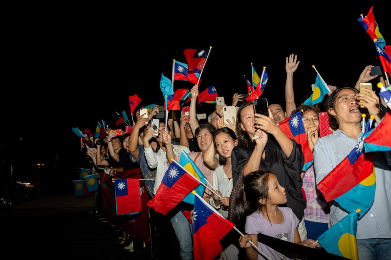 台灣同胞手舉國旗，夾道歡迎蔡英文。   圖：翻攝自蔡英文臉書
