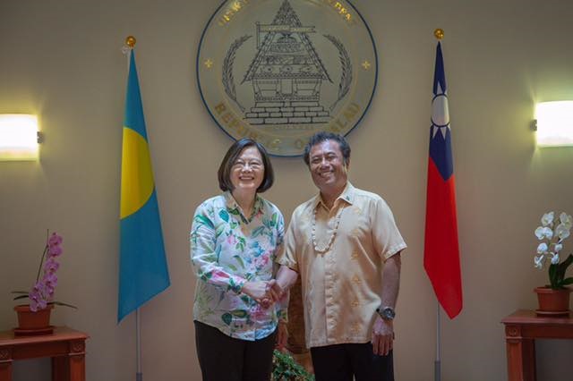 總統蔡英文與帛琉總統雷蒙傑索（Tommy E. Remengesau）合照。   圖：蔡英文臉書