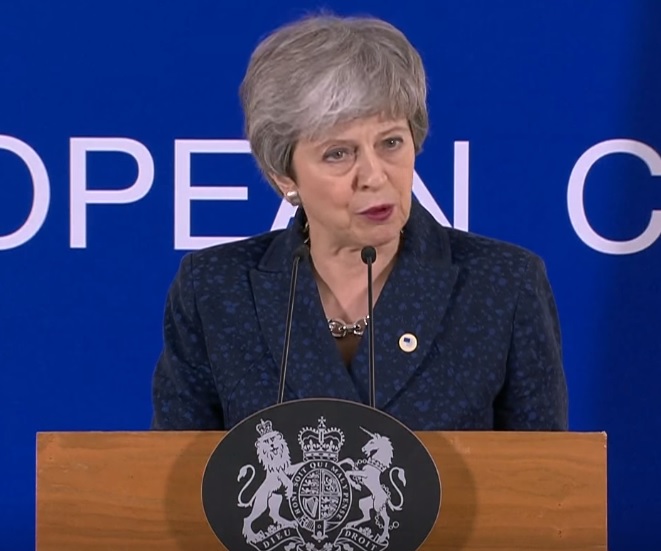英國首相梅伊在獲得歐盟領導人同意延長脫歐期限後，22日返國，誓言全力說服國會議員接受她的脫歐協議。   圖：翻攝梅伊臉書