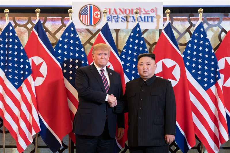 圖為美國總統川普（左起）與北韓領導人金正恩2月在越南會面。   （圖取自facebook.com/WhiteHouse）
