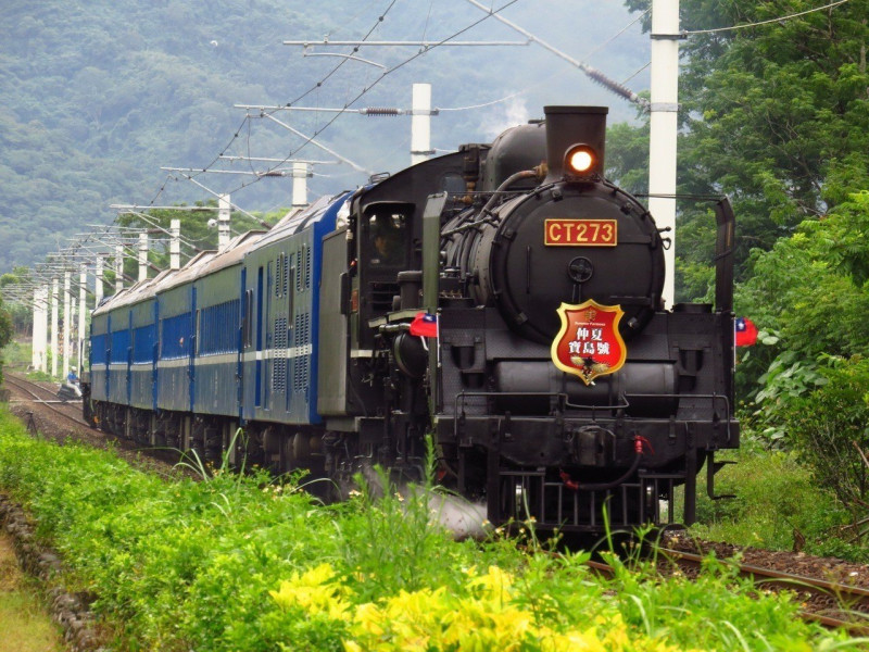 郵輪式列車「仲夏寶島號」。   圖：台鐵/提供