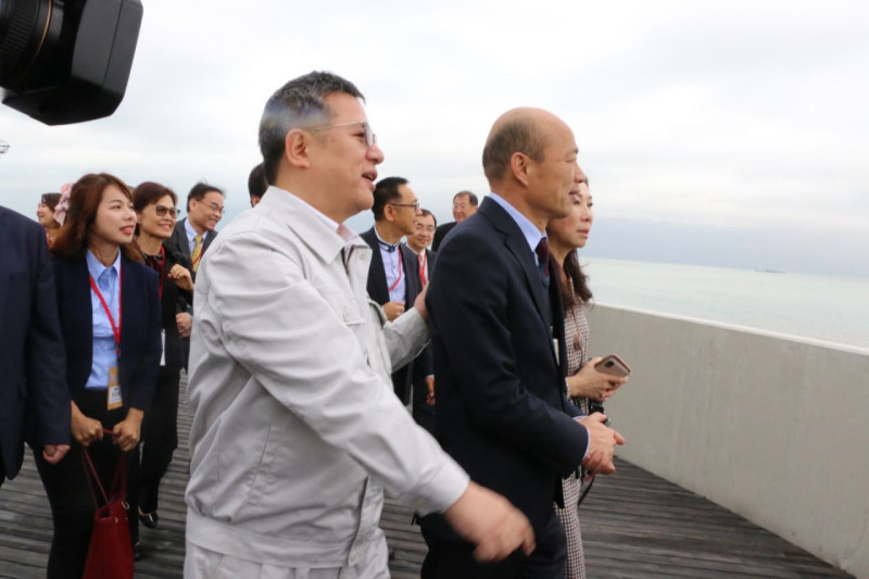 韓國瑜看港珠澳大橋。   圖：高雄市政府／提供