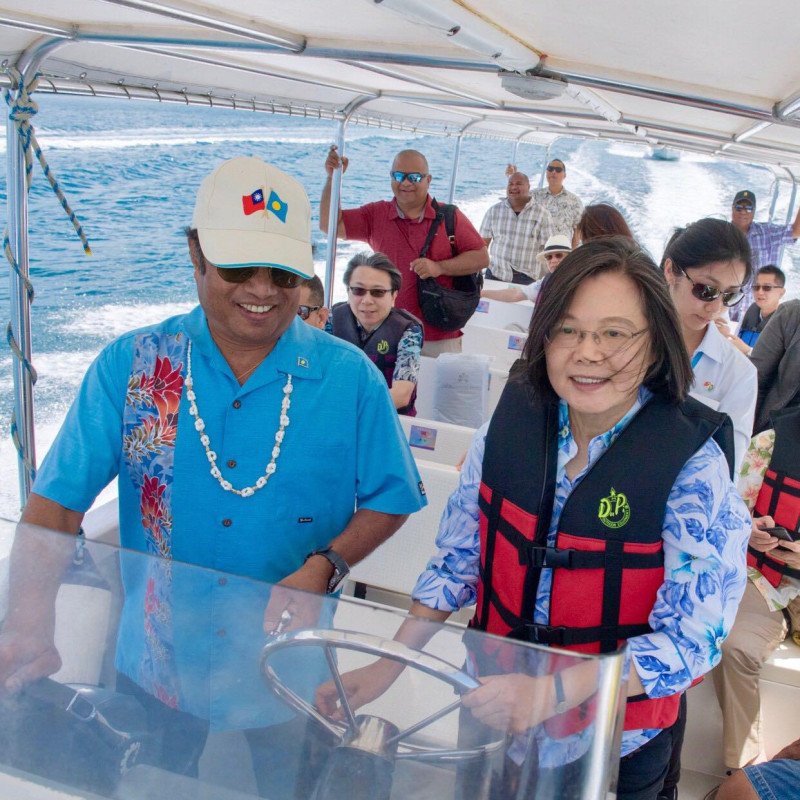 總統蔡英文出訪帛琉拚外交，稍早她在臉書上發文表示，帛琉的雷蒙傑索總統今日一早便親自開船，帶她參觀當地特色景點。   圖：翻攝自蔡英文臉書專頁