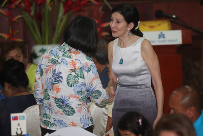 總統蔡英文（左背對者）展開海洋民主之旅出訪友邦帛琉第3天，23日晚間舉行答宴，美國駐帛琉大使哈亞特（Amy J. Hyatt）（右）到場，並與蔡總統交流寒暄。   圖：中央社