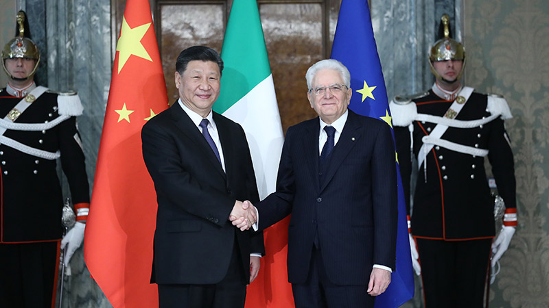 習近平與義大利總統馬達雷拉（Sergio Mattarella，圖右）、總理孔蒂（Giuseppe Conte）會晤後，中義簽署加強全面戰略夥伴關係的聯合公報。其中第3點提到，雙方尊重對方主權和領土完整，義大利重申奉行一個中國原則。   圖：新華網