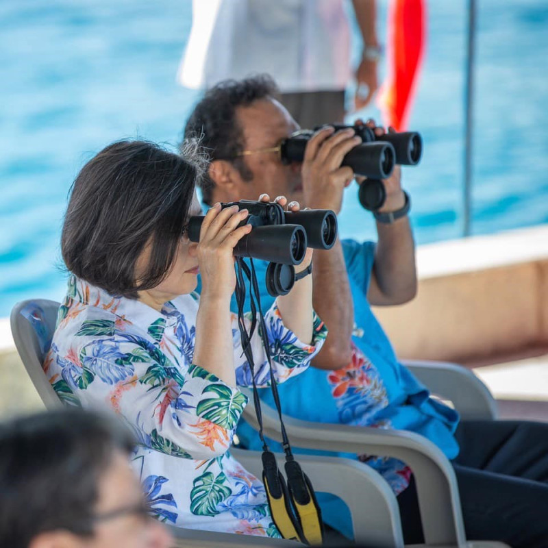 蔡總統（前）在臉書粉絲團表示，台灣與帛琉剛簽署海巡合作協定，她與帛琉總統雷蒙傑索（後）也視察海巡署的海上搜救演練。   （圖取自蔡英文臉書facebook.com/tsaiingwen）