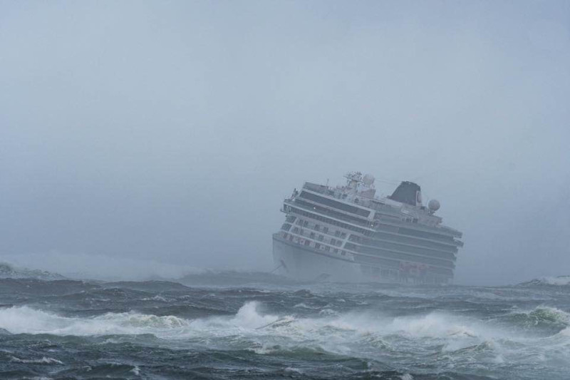 豪華郵輪「維京天空號」（Viking Sky）今日在挪威西岸外海發生引擎故障，且還遇上暴風雨，千名遊客及船員受困。   圖:翻攝自臉書。