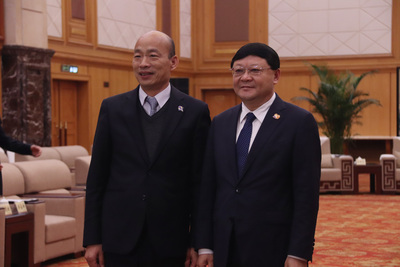 深圳市委書記王偉中（右）24日晚間會晤高雄市長韓國瑜時強調，「九二共識」是兩岸關係存亡的定海神針、 是打開兩岸的鑰匙。   圖：中央社