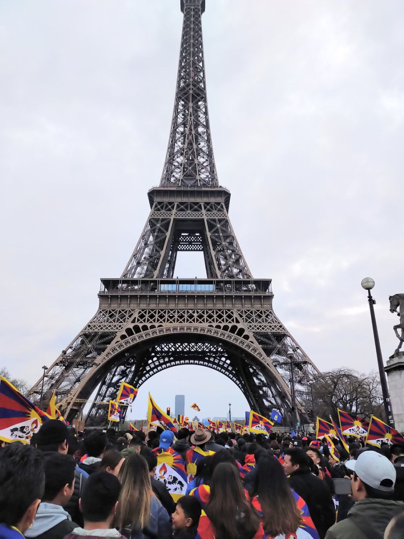 約1400名親西藏人士集結法國巴黎艾菲爾鐵塔前，抗議習近平訪問法國，要求馬克宏當習的面提人權。   圖：翻攝自Tenzin Namgyal ‏推特