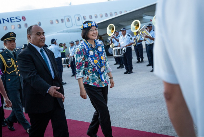 總統蔡英文昨日抵達諾魯，受到熱烈歡迎。   圖：擷取自總統府官網