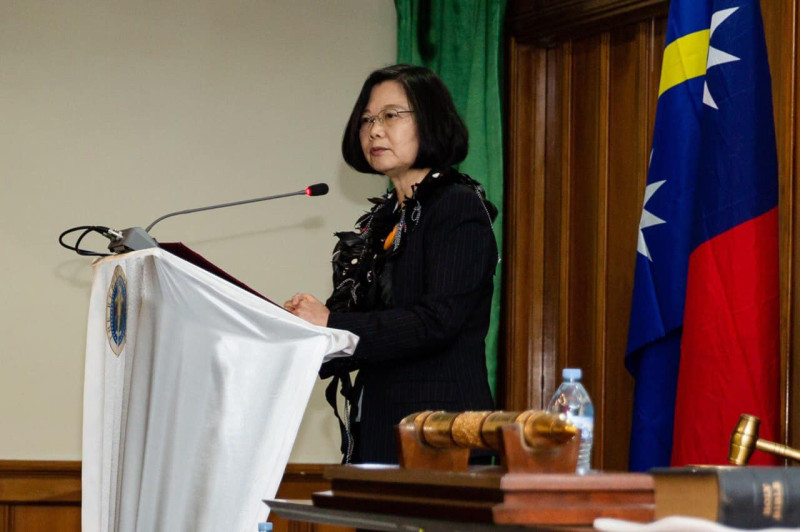 總統蔡英文「海洋民主之旅」25日在諾魯國會發表演說。   圖：翻攝蔡英文 Tsai Ing-wen臉書