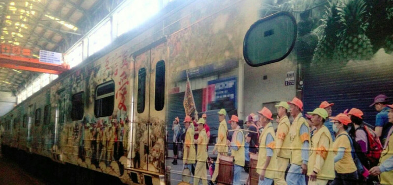 台鐵與拱天宮合作推出「進香文化彩繪火車」，今日列車首航。   圖：拱天宮/提供