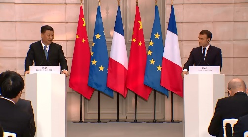 中國國家主席習近平（左）與法國總統馬克宏25日聯合召開記者會，宣布中法簽署多項雙邊貿易協議。   圖：翻攝自馬克宏臉書影片