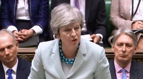 英國首相梅伊（中）25日在國會努力說服議員，支持她的脫歐協議。   圖：翻攝自梅伊臉書影片
