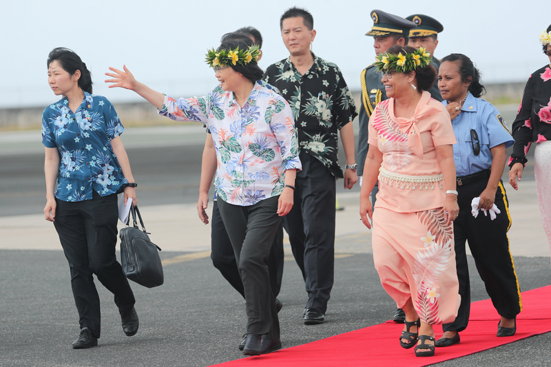 總統蔡英文（前左2）出訪南太平洋3友邦，26日抵達馬紹爾群島，馬紹爾總統海妮（Hilda C. Heine）（前右）迎接蔡總統。   圖/中央社