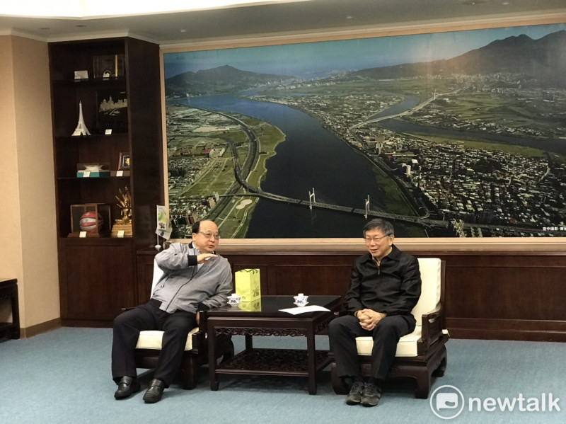 台北市長柯文哲（右）與旺旺中時副董事長胡志強（左）會晤。   圖：台北市政府 / 提供