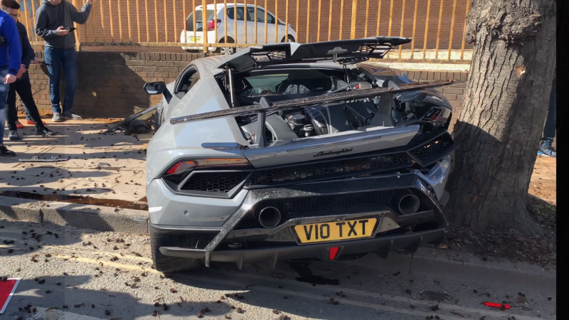 英國藍寶堅尼車聚現場意外發生車禍，名車秒變廢鐵。   圖／翻攝自 F1 YMS YouTube 影片截圖