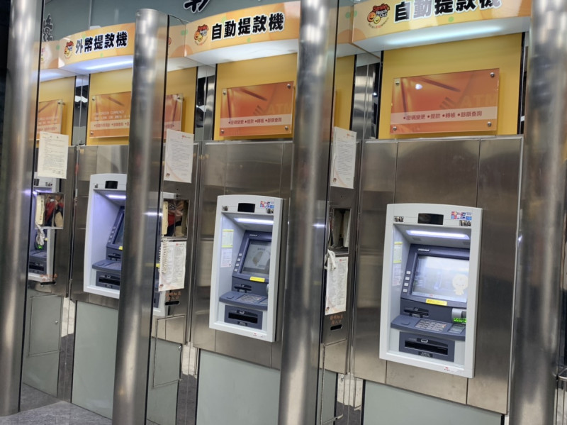 金管會宣布，自動櫃員機（ATM）小額跨行轉帳手續費自2019年4月1日起採分級優惠措施，其中金額500元以下享每日1次免手續費優惠。   圖／NOWnews資料照