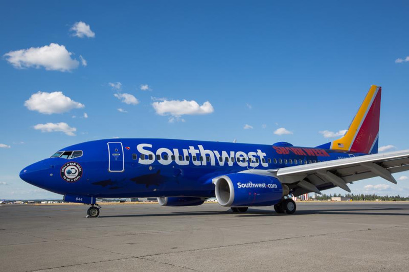 美國西南航空實施波音737 MAX 8停飛禁令，陸續將34架同型客機停放至加州物流機場，途中傳出又有客機故障。   圖：翻攝自西南航空臉書