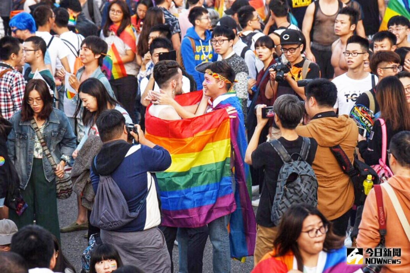 教育部近期針對性別平等教育法施行細則第十三條之「同志教育」進行修正，並於近日公布修正草案。將現行條文中「同志教育」修正為八個細項、明確定義內涵避免爭議。今（26）日晚間台灣同志諮詢熱線等四個團體也發出共同聲明，表示肯定教育部的做法。   圖／記者陳明安攝 , 2017.10.28