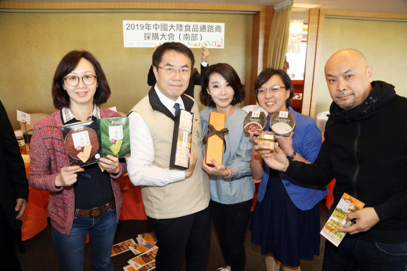 台南市長黃偉哲則帶領買主現場試吃各種農產品，成為最受歡迎的試吃員。   圖：台南市政府提供