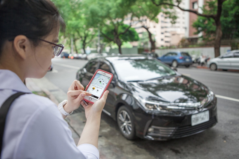 台灣交通部草擬的「新Uber條款修法」規範代僱駕駛服務，引發Uber駕駛抗議，指新法規恐讓其面臨失業。   圖：新頭殼資料庫