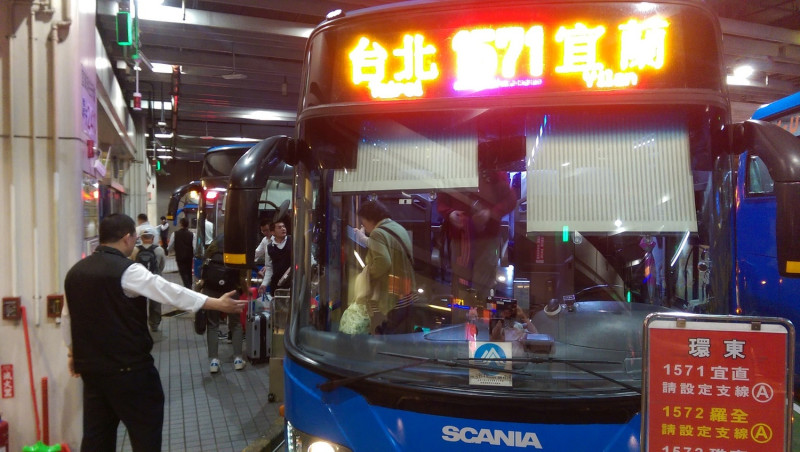 首都客運「台北－宜蘭」國道客運連假疏運方案，包括票價優惠、加開直達車等5大優惠便利措施。    圖：首都客運提供