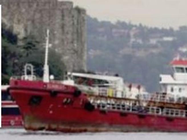 從土耳其出發的油輪「Elhiblu1」在離利比亞約9.6公里的海上，救起約120名偷渡客，沒想到反被挾持，行蹤不明。   圖：翻攝自floriana schiaffino ‏推特