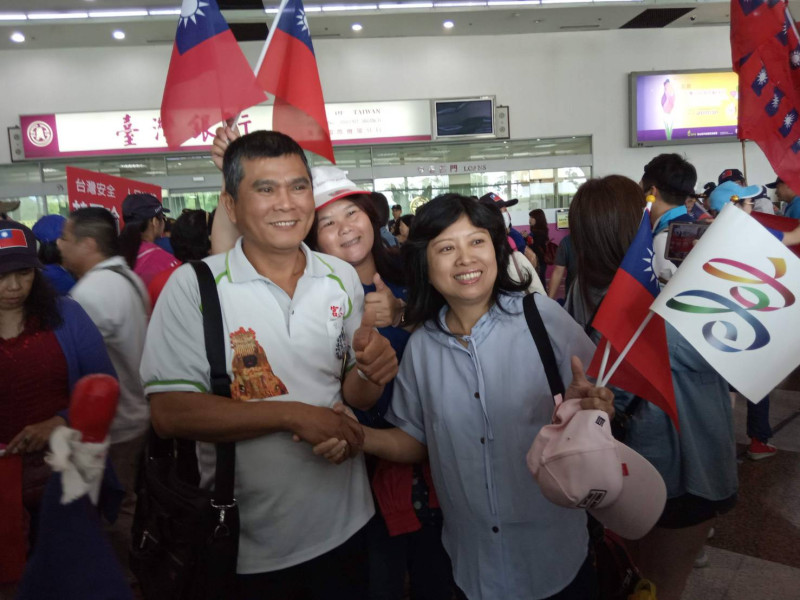 高雄市長韓國瑜將返抵小港機場，韓粉熱情接機。   圖：孫家銘／攝