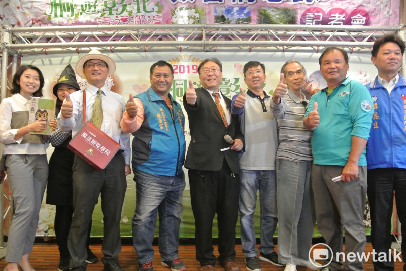 彰化市長林世賢與相關業者簽署活動備忘錄。   圖：唐復年/攝