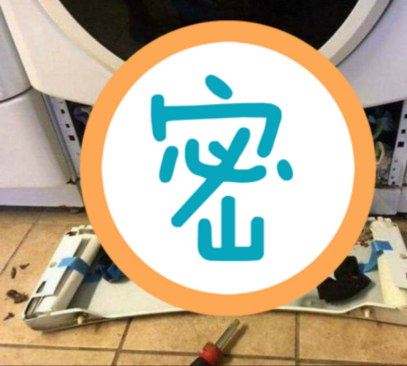 Cathy Hinz 日前因家中的洗衣機運轉不良，便請丈夫拆開機體維修，不料竟發現機身下方藏有無數隻襪子，數量十分驚人。   圖／翻攝自推特