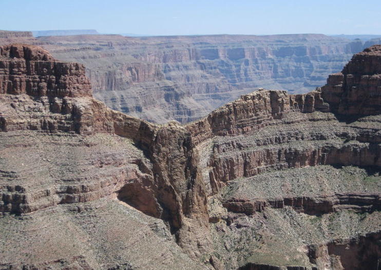 美國大峽谷知名的老鷹崖，因崖石形狀酷似老鷹展翅而得名，是許多遊客最愛拍照的景點之一，未料傳出意外。   圖：翻攝自旅遊公司viator