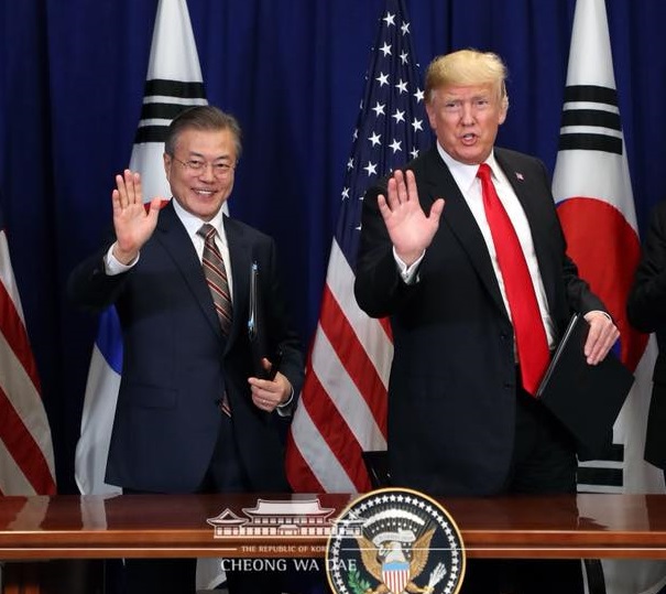 南韓總統文在寅（左）將前往美國紐約探訪，並與美國總統川普（右）進行雙邊會談。   圖：翻攝自青瓦台臉書/美國白宮（資料照）