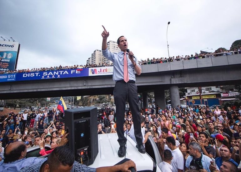 圖為委內瑞拉反對派領導人瓜伊多對群眾發表演說。   （圖取自facebook.com/JGuaido）