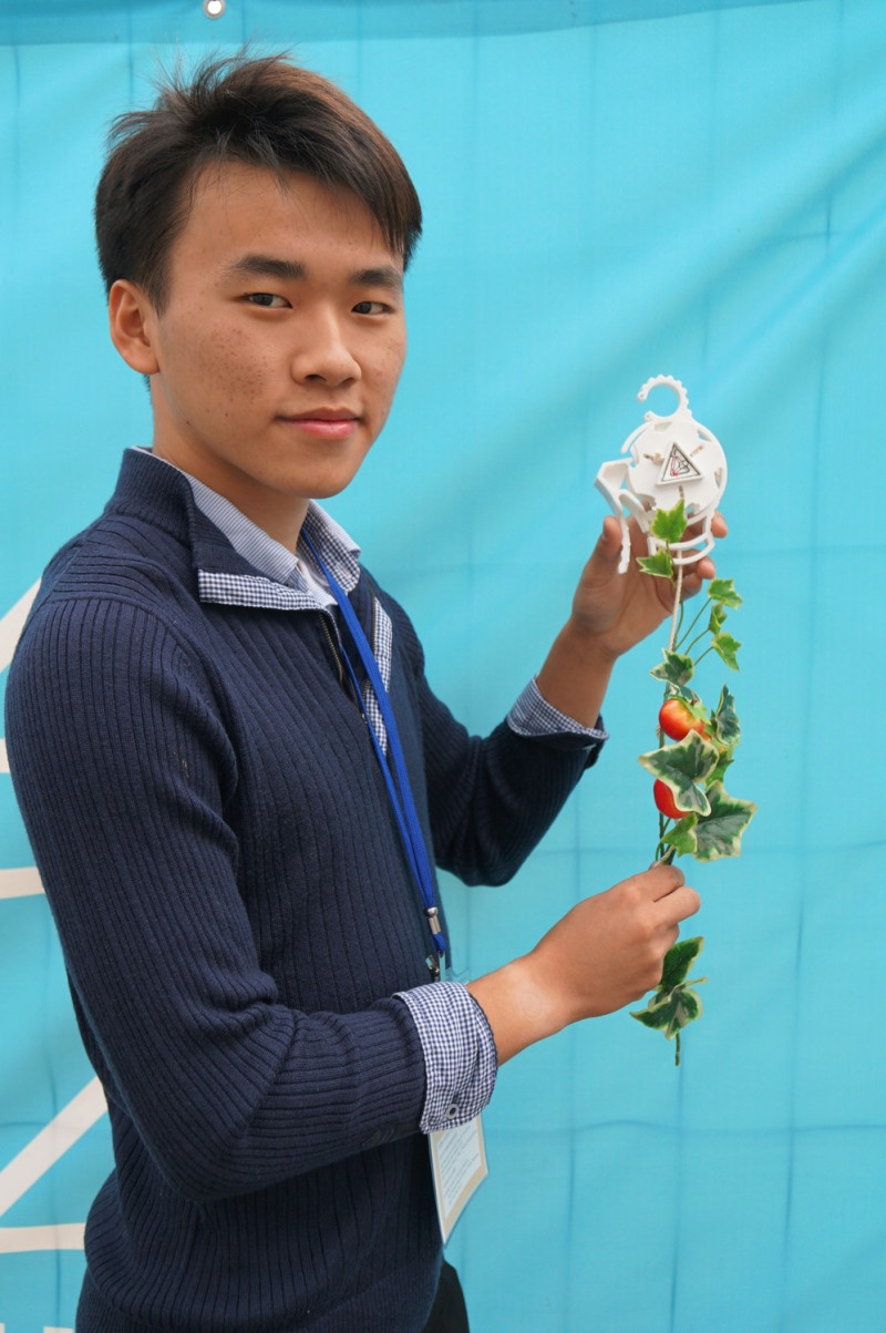 高雄科技大學大的賴策方與同學設計攀藤作物生長輔具「Roller Planter」。   圖：中華創新發明學會/提供