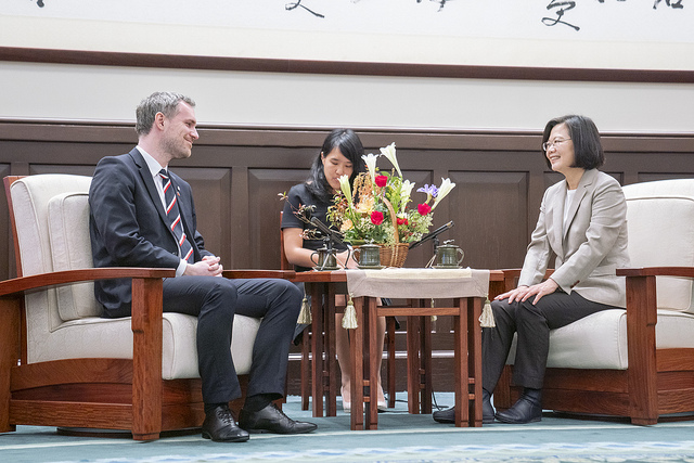 總統蔡英文今(30)日接見捷克布拉格市長賀瑞普（左），感謝他對台灣的支持。   圖：總統府提供