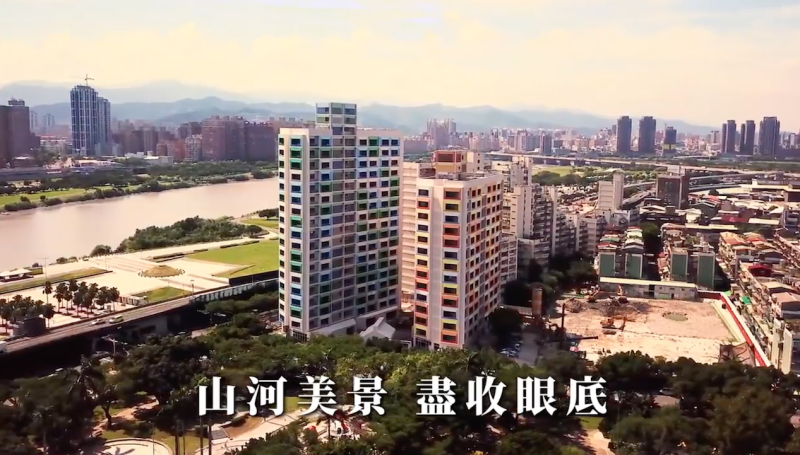台北市長柯文哲今（30）日在臉書上傳剛出爐的公宅宣傳片。   圖：翻攝自柯文哲臉書